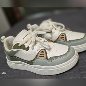 Aeropostale  White and Green Sneakers